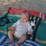 Xander's eerste dag op het strand Xander in het zand