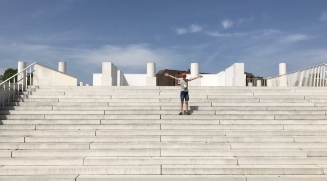 Op de trappen van de Romeinse Tempel in Tongeren